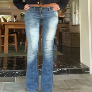 Lågmidjade utsvängda jeans  - Jätte lowaist snygga jeans från Only!! Innerben: 78 cm, midja rakt över: 37 cm  Kom privat för fler mått eller frågor🥰