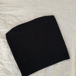 Tubtopp  - Från hm i storlek small. Så snygg och perfekt till jeans eller kjol! Ej använd! 