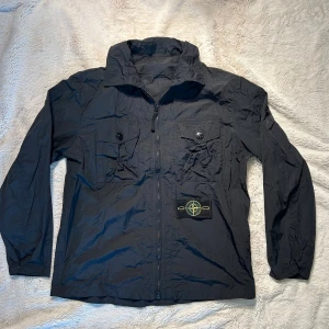  Stone Island Windbreaker - Svart windbreaker från stone Island i storlek M                   ✅skriv för frågor, mått eller mer bilder ✅