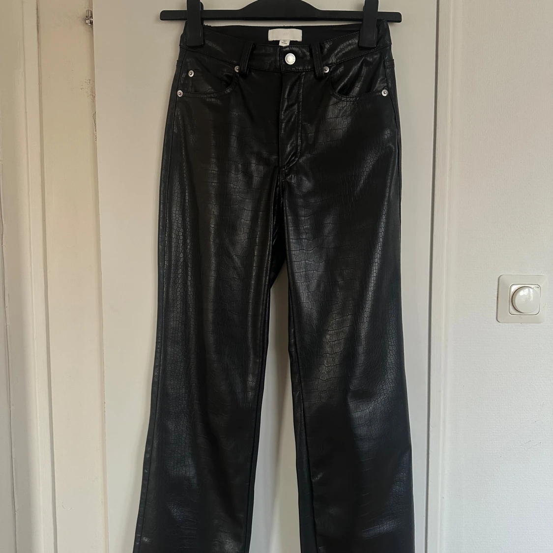 Svarta croc-mönstrade skinnbyxor 