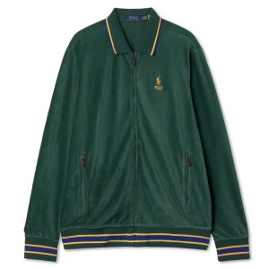 Ralph Lauren Cardigan - Ralph Lauren- Curduroy Cardigan *Discontinued❌  Pris: 1699 kr  Nypris (Ralphlauren.com): 2600kr❌  Unik Cardigan från Ralph Lauren, ett plagg som inte faller alla i smaken men för dig som vill få din outfit att sticka ut men samtidigt på ett stilrent vis. Använts ca 20-30 gånger, djup & rik grön färg!  Info -Storlek: XS, passar S (öppen) -Skick: 8/10 -Fraktas inom: 24 timmar -Frakt kostnad: 69-85 kr  Tveka inte på att slå en signal vid fler bilder, frågor eller köp.  MvH EP🔹