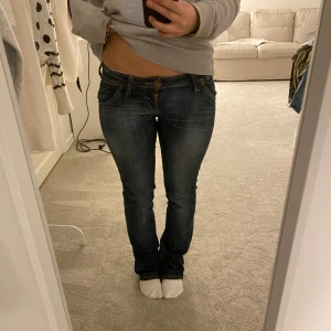 Mörkblå bootcut jeans från Only - Snygga mörkblå jeans från Only med bootcut passform och låg midja. Jag har köpt dom tidigare av en annan person och aldrig använt dom då dom lite långa för mig! Dom är i storlek 27/32! Den tidigare säljaren har klippt upp dom där nere som ni ser på sista bilden och dom har även fått ett hål som ni ser på fjärde bilden! Skriver om ni funderar över något annat!❤️