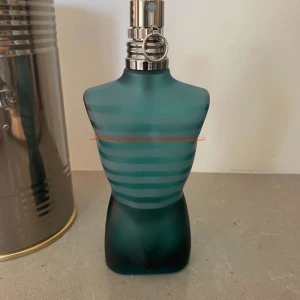 Jean Paul Gaultier Le Male parfym -  Jean Paul gultier le male edt, 75 ml med ungefär 60-65 ml kvar. Köpt på kicks för 1005 kr. 