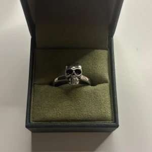 WOS ring - Såå cool ring från wos som knappast kommit till användning! Lite osäker på storlek men är tror det är storlek 17💜