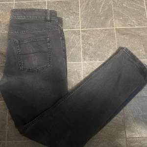 Filippa K Jeans - Säljer dessa feta Filippa K jeans. Stilrena fickor och slim passform! 31/32