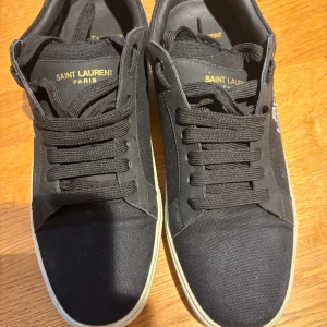 Svarta Saint Laurent sneakers - tillbehör tillkommer! Måste få såld eller trade hälsa i storlek 45 men kan gärna se andra också 