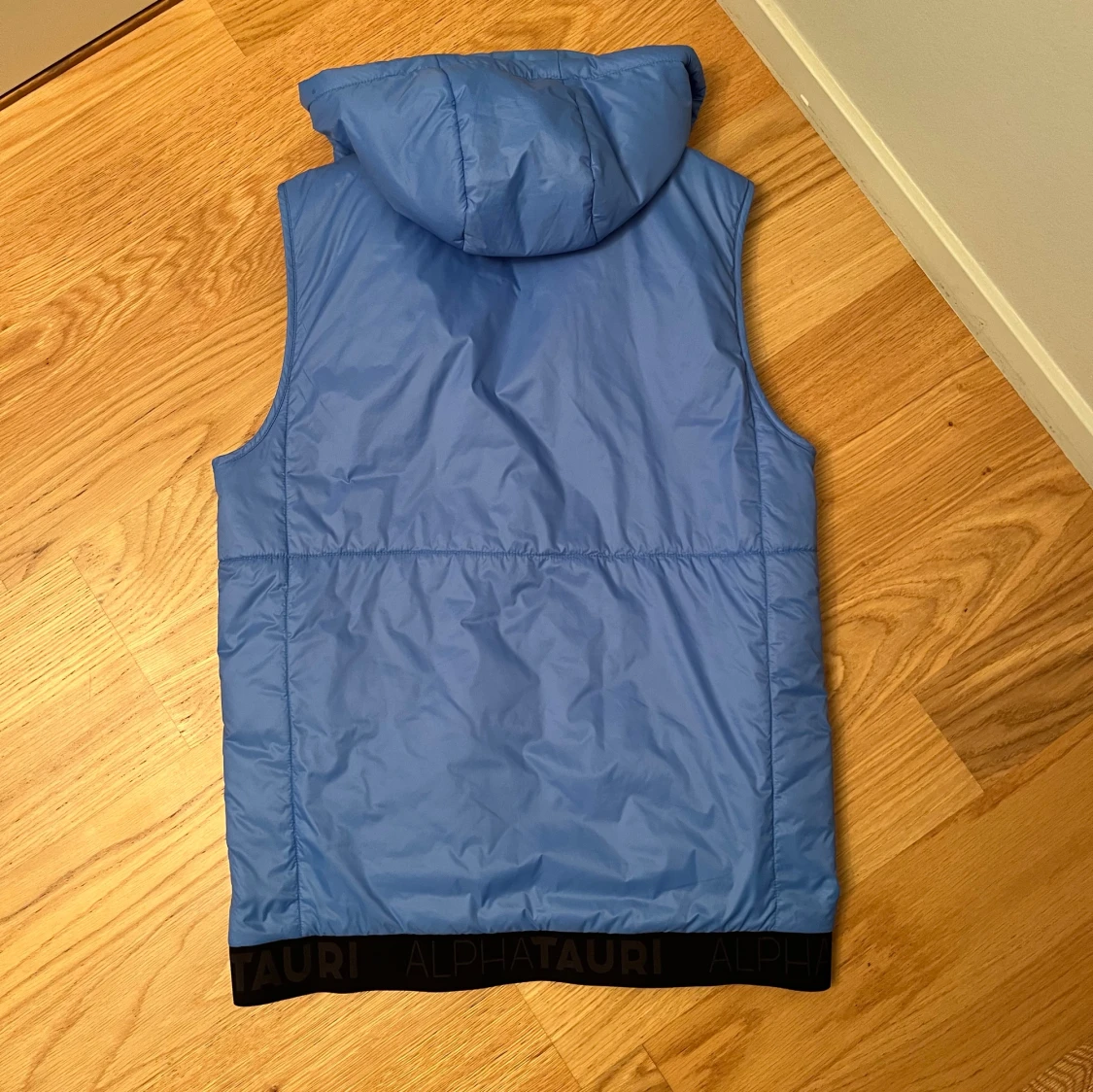 Blå dunväst med huva från AlphaTauri - 2