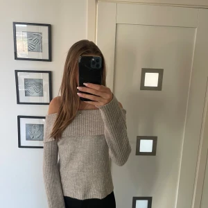 Off shoulder tröja - En beige/grå off shoulder tröja ifrån H&M. (Svår att fota på galge men man ser ju hur den ser ut på😂😂)