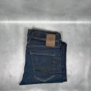 Replay Anbass - - Replay Anbass — Storlek 30/32 — 9/10 — Bra skick utan skavanker — Inkluderat - Jeans — Retail 2000kr — Modellen är - 180cm, 65kg -