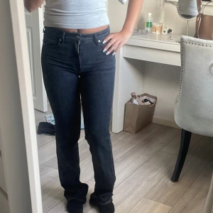 Svarta bootcut jeans från H&M - Säljer ett par svarta bootcut jeans från H&M i storlek 32. De har hög midja och slim fit upptill med utsvängda ben. Klassisk snygga jeans 