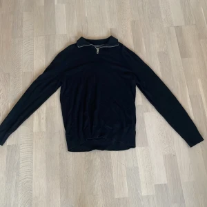 Svart långärmad tröja med half zip - Svart långärmad tröja med krage och snygg half zip-detalj framtill. Tröjan har en clean och enkel look med ribbad nederkant och ärmar. Perfekt för dig som gillar stilrena plagg med lite edge. Skriv vid frågor🤝🏽