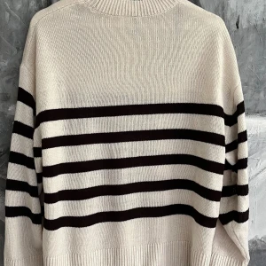 Randig  stickad tröja - Säljer för den inte kommer till användning🌸