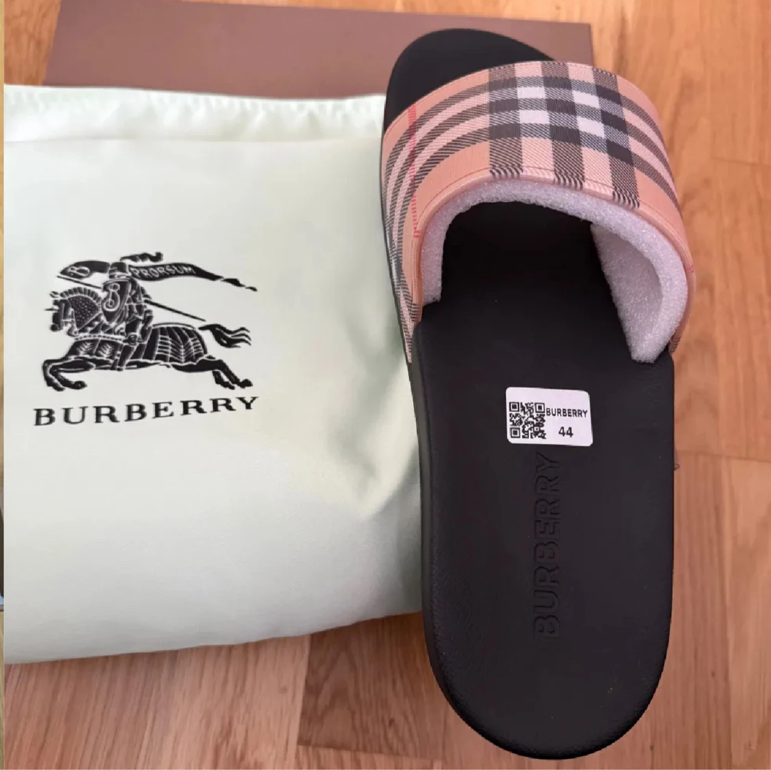 Burberry sandaler med klassiskt rutmönster - 1