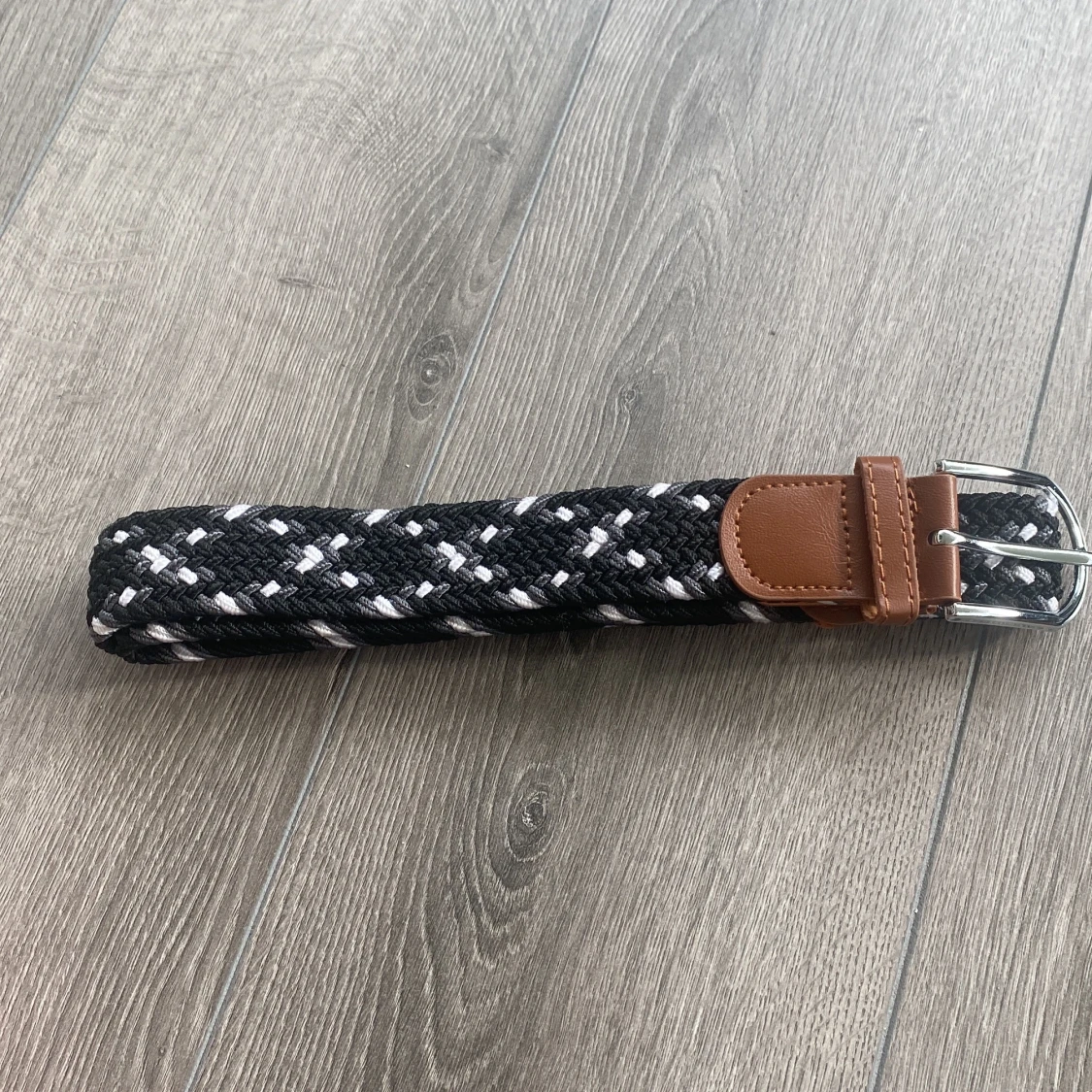 Svart och vit flätat bälte
