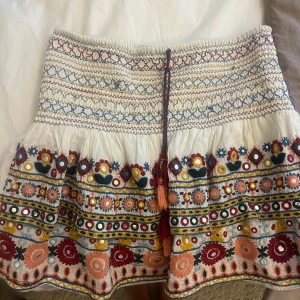 Broderad kortkjol från Zara XS - Superfin kjol!!