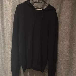  Mörkblå Kashmir Hoodie  - En jätteskön och stilren kashmir hoodie ifrån sayless. Hoodien sitter ganska tajt. Har en defekt vid kragen men är annars hel. Priset kan diskuteras 