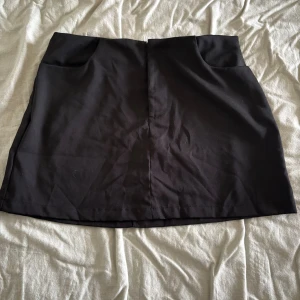 Svart kortkjol - svart kortkjol från SHEIN, aldrig använd storlek 36