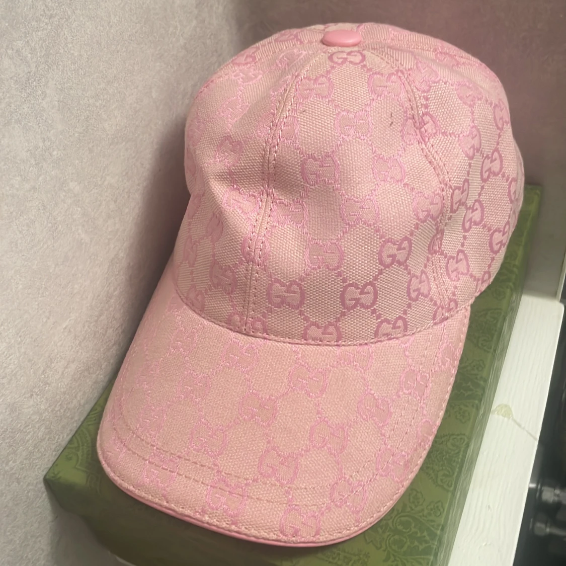 Rosa Gucci keps med GG-mönster