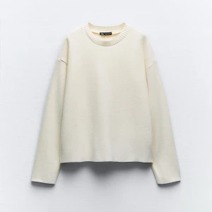 Vit stickad tröja från Zara - En stilren vit stickad tröja från Zara med rund halsringning och långa ärmar. Tröjan har en enkel och clean design med ribbad kant vid halsen. Perfekt för lager-på-lager och passar till allt i garderoben.