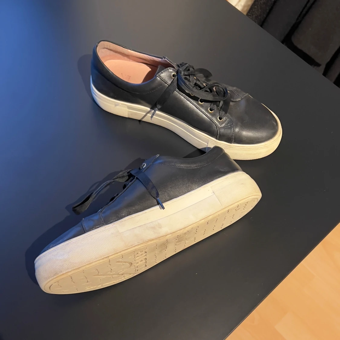 Svarta sneakers från K Cobler - 1