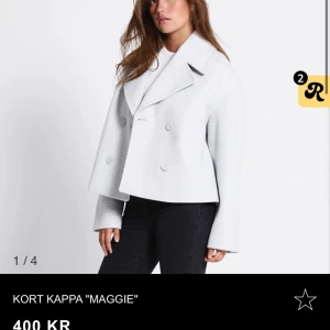 Ljusgrå  kappa från Lager  157, M - Kort kappa i ljusgrått från lager  157 med dubbelknäppning, bred krage och raka ärmar. Jackan har snygga knappar framtill och vid ärmsluten samt en stilren, boxig passform. Perfekt för dig som gillar minimalistisk och clean stil.