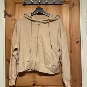 Beige/rosa zip up hoodie från Lager 156 - Jag säljer en croppad beige/rosa zip up hoodie från Lager 157 i storlek M.