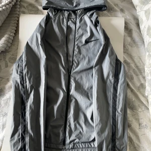 Nike windbreaker  - Säljer en fet windbreaker från Nike! Jackan är i storlek 158 men skulle säga att den passar större, den har ett litet hål vid vänstra fickan (se på sista bilden