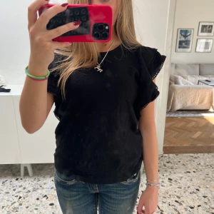 Svart blus - Svart blus från Holly & Whyte. Köptes för nåt år sedan men har aldrig kommit till användning.