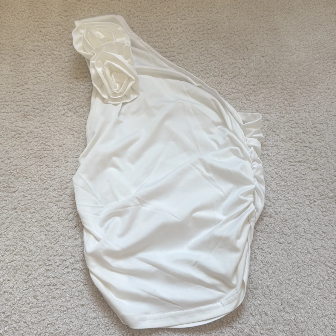 Vit asymmetrisk topp med rosor - 1