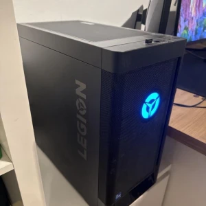 Lenovo Legion Gaming Desktop RTX 3060 Ti - Lenovo Legion T5 gamingdator. Sparsamt använd och går felfritt.  För specifikationer skriv till mig så får du länken till datorn där jag köpte den!   Möts bara upp i Stockholm för avhämtning av datorn.  Mitt pris för datorn: 6500kr (kan eventuellt diskuteras)  Skrämar: MSi Optix G251F pris: 1500kr och Acer XF240Q 1000kr  Bara o skriva om du har frågor(: