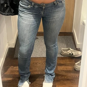 Hollister jeans  - Super fina lowwaist jeans med slits vid benen, har lite slitage nere vid fötterna men övrigt ganska bra skick.💕