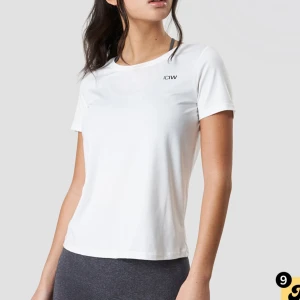 Iciw tränings T-shirt  - Fint skick! Inte lika vit men är fortfarande väldigt ny och inga defekter. Säljer då en annan färg ska köpas❤️🙏🏼köptes för 399kr.