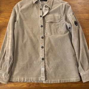 Cp Company overshirt - Overshirt i manchester från C.P. Company. Knappt använd, finns inga skador eller fläckar.  Köpt på Jupiter i höstas kanske kan hitta kvitto.  Har skor i liknande färg så använder den knappt längre. Extraknappar finns kvar