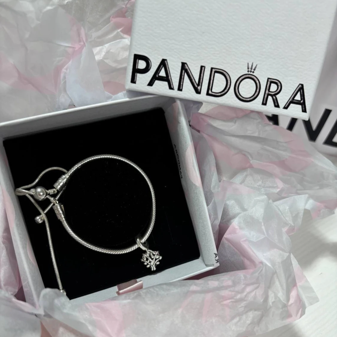 Pandora silverarmband med berlocker - 1