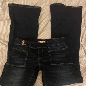 Low waist Bootcut jeans från Gina Tricot, mörkblå - Super snygga jeans från Gina🥰 Helt oanvända utan prislapp!! Säljer pga att de är för korta för mig. Nypris är 359