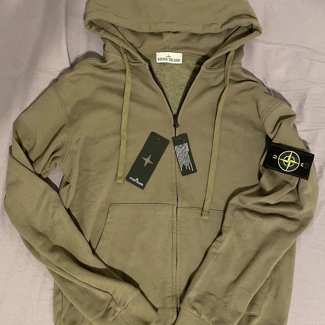 Olivgrön hoodie från Stone Island