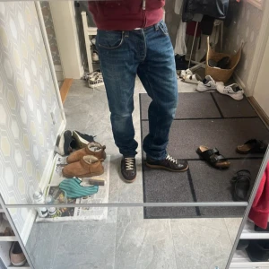 Nudie jeans - Säljer ett par skitsnygga nudie jeans i modell Big Bengt Obs! Hål i vänster bakficka. Se bild.               Strlk W32 L32