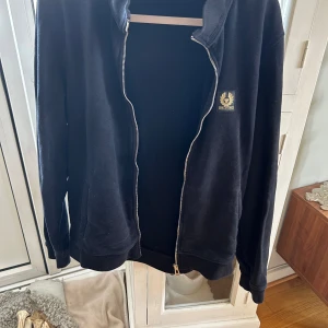 Svart full-zip från bellstaff - storlek M inga skador, kan gå ner i pris vid snabb affär 