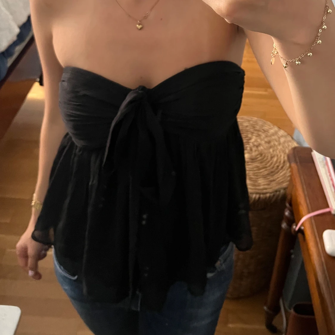 Svart axelbandslös tubtopp med knyt