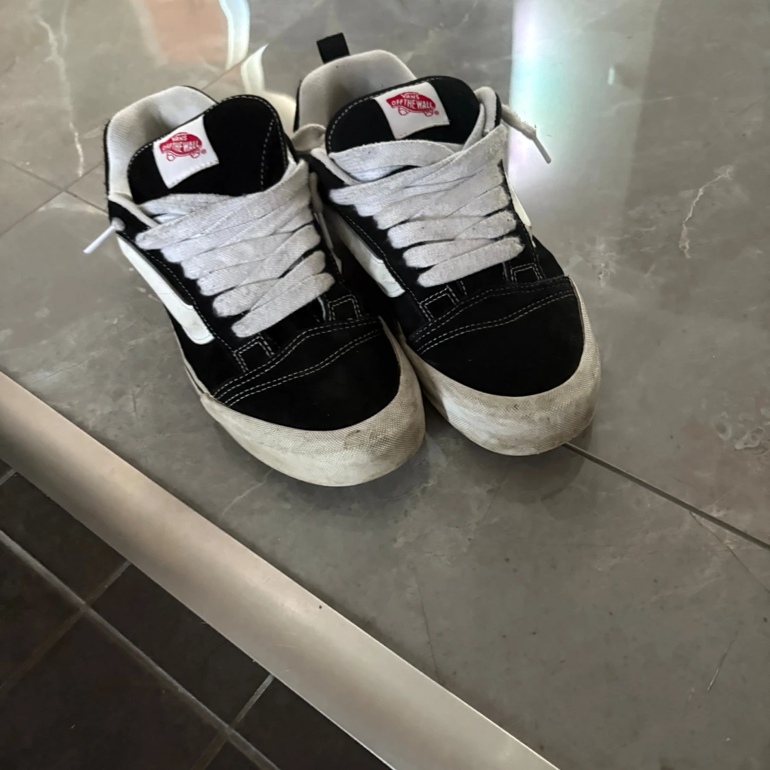 Svarta och vita Vans sneakers - 1