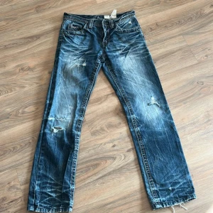 Blå jeans med slitningar - Tvär sköna jeans me galen fade och slitningar W 32 L 34