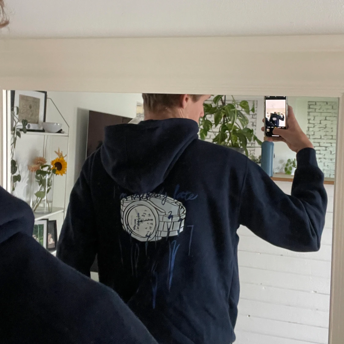 Mörkblå hoodie från BVALDI