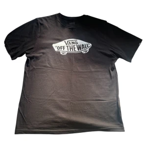 Vans Off The Wall T-shirt - Svart t-shirt från Vans, storlek XL (Barn), knappt använd, skriv privat för frågor eller flera bilder 💞