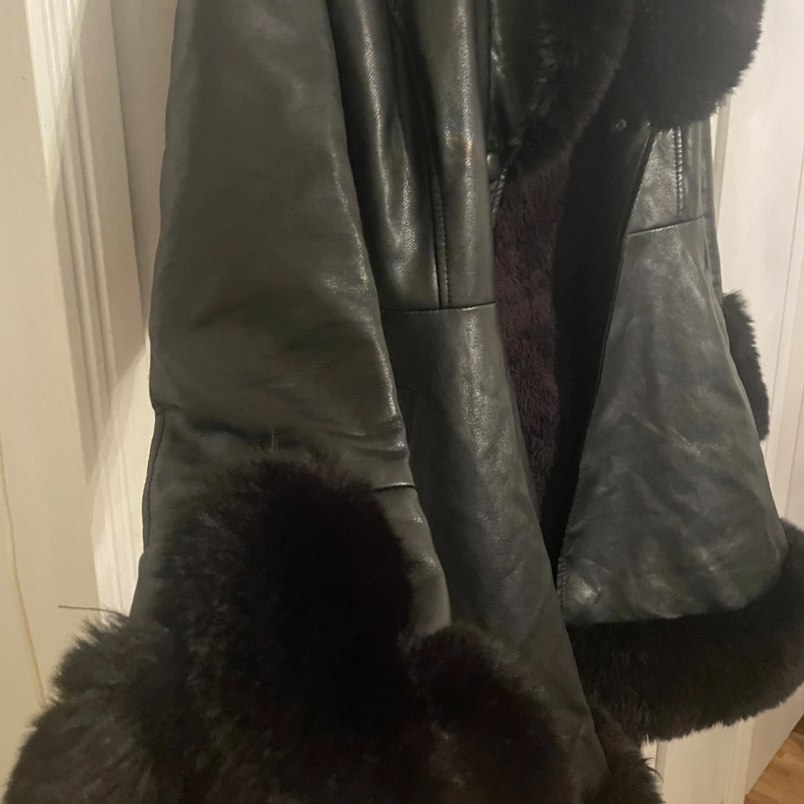 Svart pälsjacka från Giorgia Fashion - 1