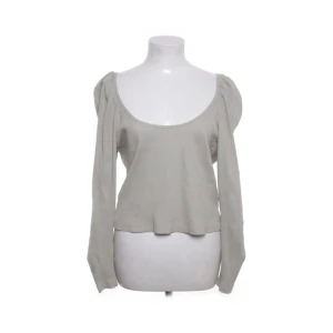 Ljusgrå/grön ribbad topp från Zara - Säljer en ribbad topp från Zara med lång ärm och djup rundad urringning både fram och bak. Toppen har lätt puffade axlar och är tillverkad i ett mjukt, stretchigt material som sitter snyggt på kroppen.