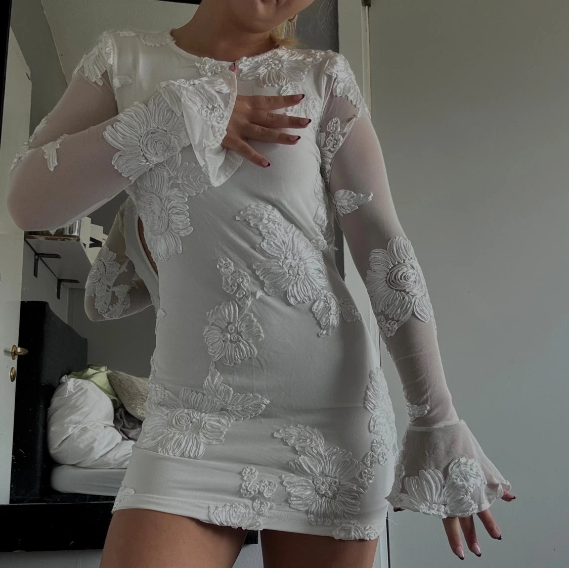 Vit blommig kortklänning med öppen rygg - 2