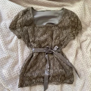 Spets topp - Jättegullig brun spets topp med knytning runt midjan, oklart vart den är ifrån. Inga defekter och knappt använd 💋