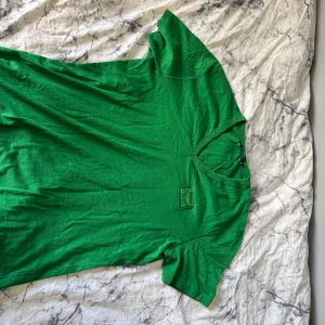 Dolce & Gabbana Tshirt - En D&G tshirt. OBS, Några små hål vid loggan på bröstet