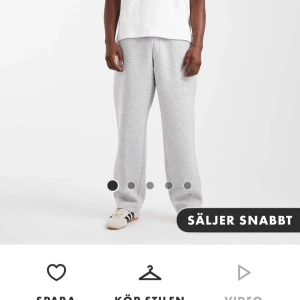 Grå mjukisbyxor Jack & Jones M - Ljusgrå melerade mjukisbyxor från Jack & Jones i modellen JPSTKARL Scuba Sweat Pants. Byxorna har elastisk midja med dragsko och raka, loose ben. Perfekta för chill dagar och har en riktigt skön passform. Dessa är helt oanvända. Köpta för 599,95kr. Köpte till min kille men desssa passa ej