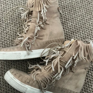 Casadei liknande skor - Casadei liknande skor, med fransar och kilklack💞storlek 37 men passar även 38!